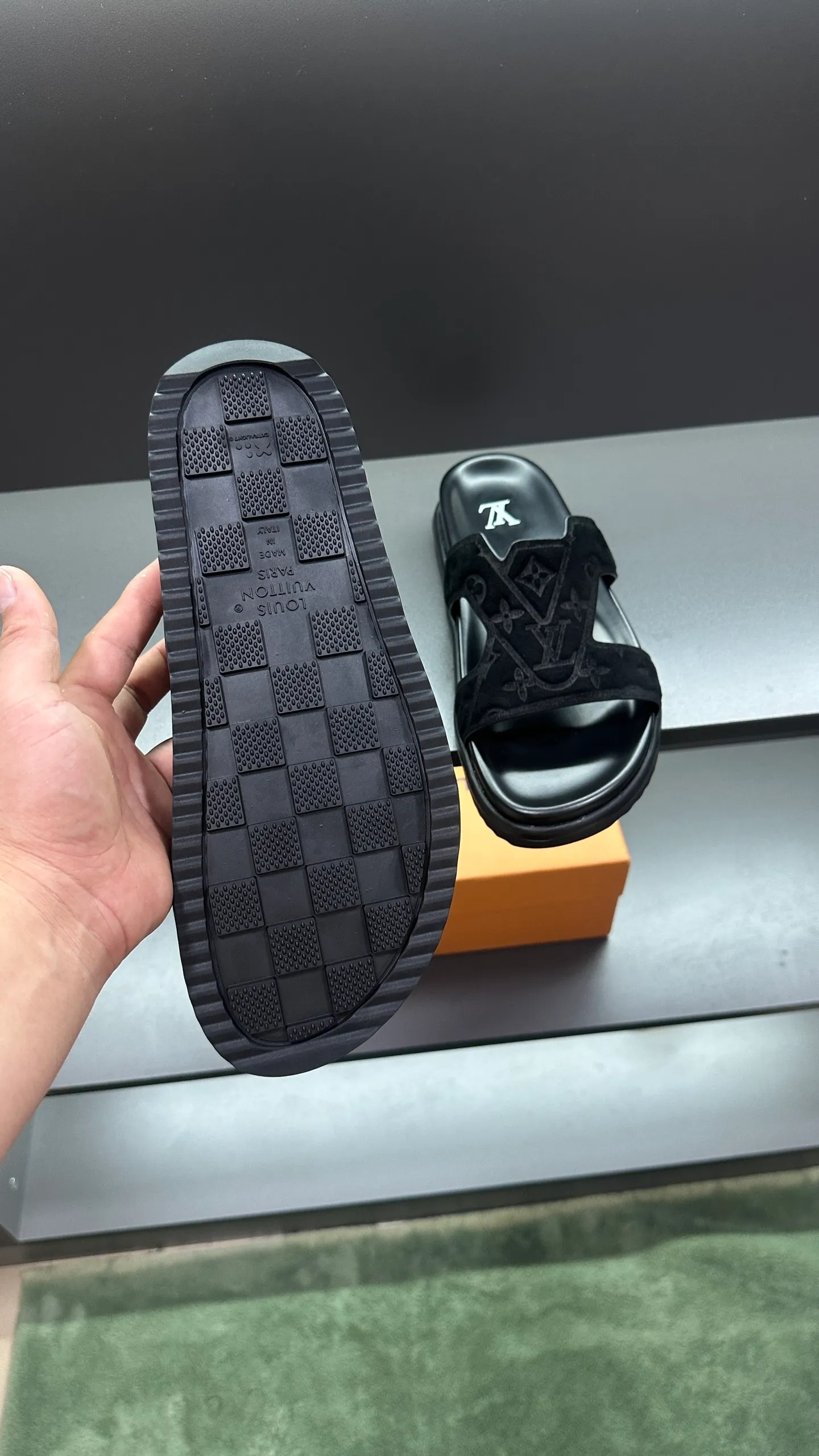 P300 🔍Top purchasing agent LV men's spring and summer slippers counter synchronized. The upper is made of cowhide fabric imported from Italy, with logo graphics and high-quality craftsmanship. The sole is: the original sole provided by the original factory. The exclusive molded sole is super comfortable. The original factory follows the order. 🔍🔍High quality. You can enter and exit the counter at will. Welcome to compare. Size 38-45